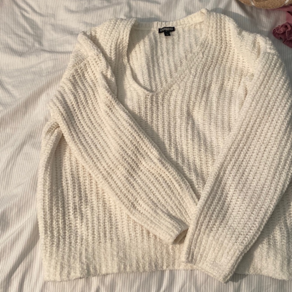 White knitted sweater with no stains !